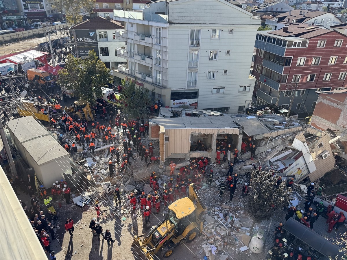 Kocaeli'nin Gebze ilçesinde çöken binada arama kurtarma çalışmaları gerçekleştiriliyor.