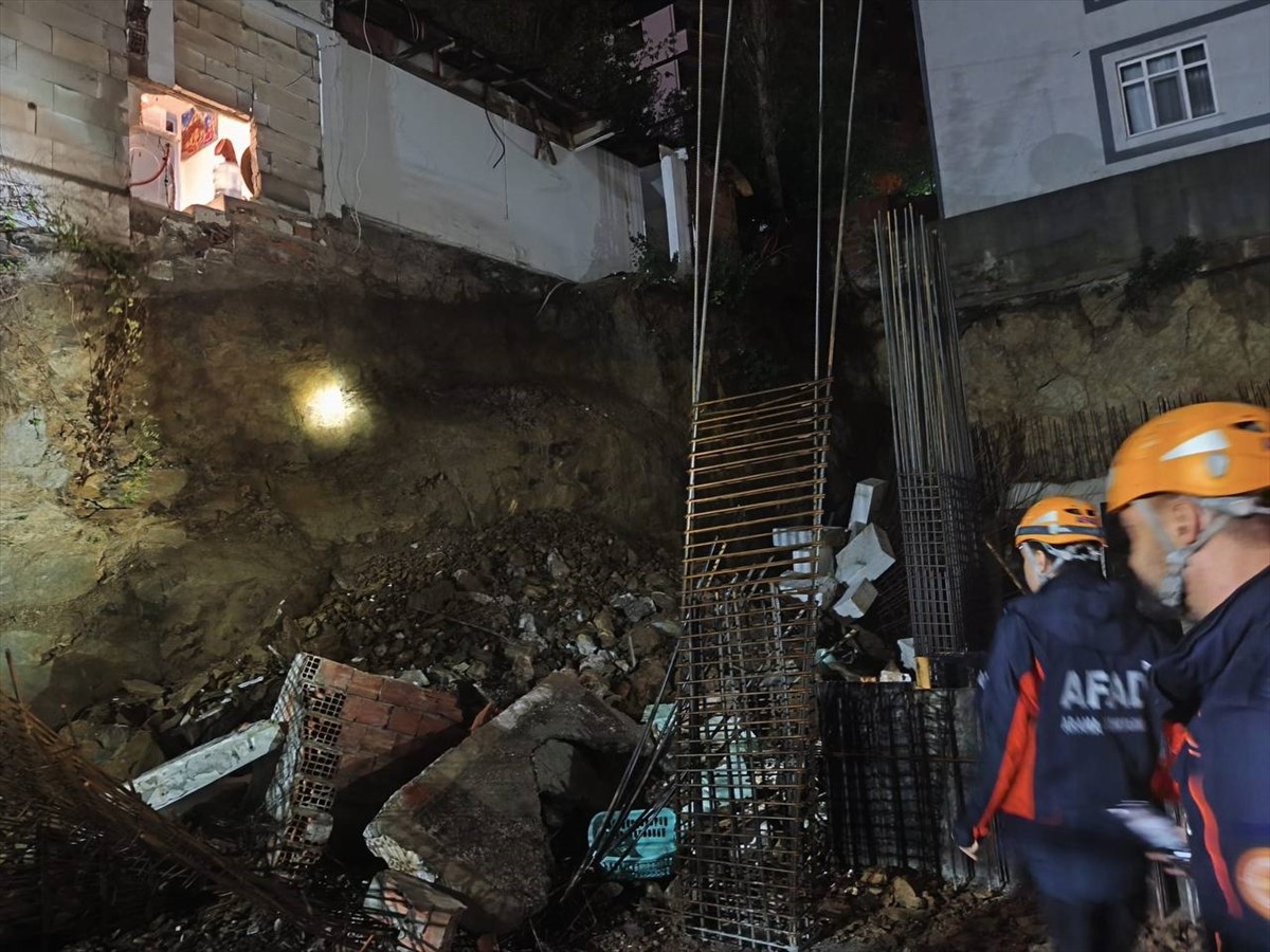 Kocaeli'nin Gebze ilçesinde müstakil evin duvarının çökmesi sonucu bina tedbir amaçlı tahliye...