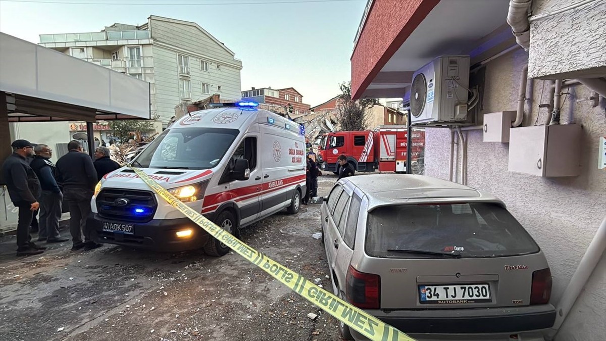Kocaeli'nin Gebze ilçesindeki 6 katlı bir bina çöktü. İhbar üzerine bölgeye polis, itfaiye ve...