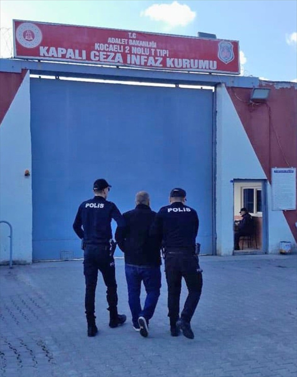 Kocaeli'nin Kartepe ilçesinde, Fetullahçı Terör Örgütü (FETÖ) üyesi olduğu gerekçesiyle hakkında 6...