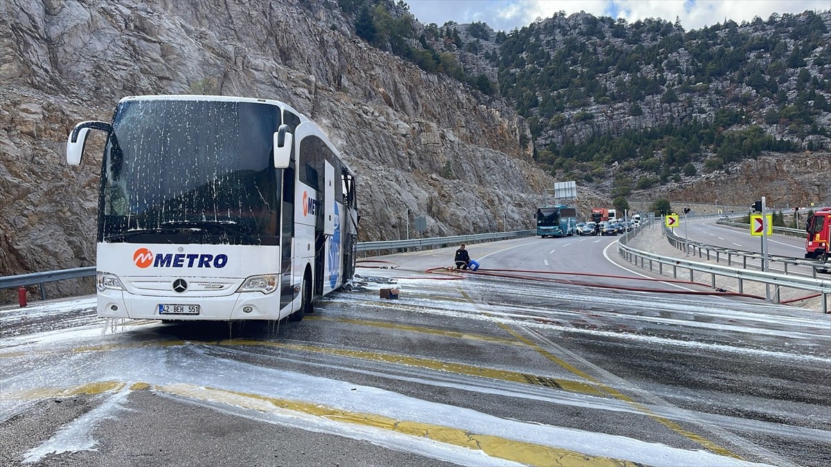 Konya'nın Seydişehir ilçesinde seyir halindeki yolcu otobüsünde çıkan yangın söndürüldü. İtfaiye...