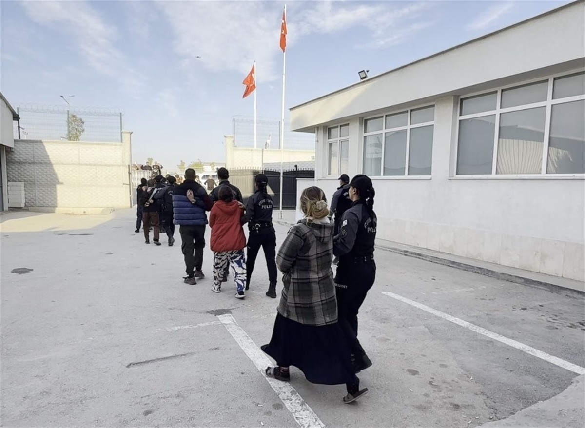 Konya merkezli 12 ilde düzenlenen "Narkokapan Konya" operasyonunda gözaltına alınan 446 şüpheliden...