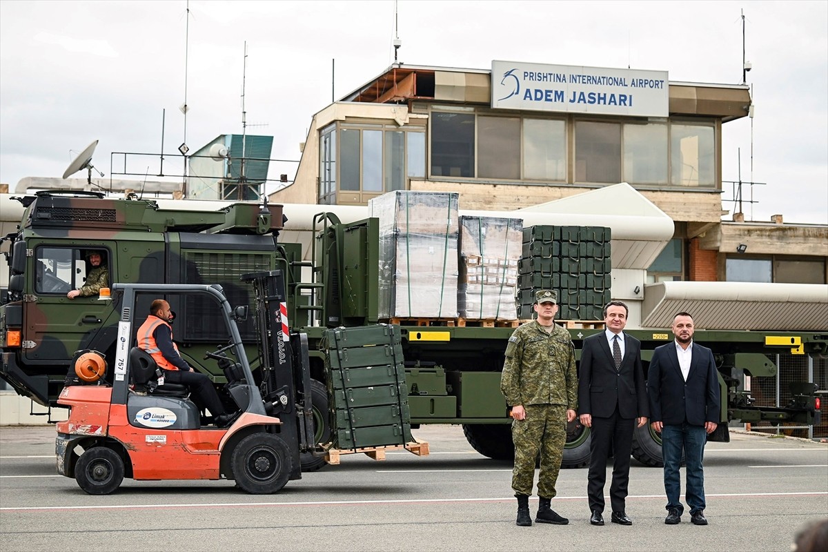 Kosova Başbakanı Albin Kurti (ortada), sosyal medya hesabından yaptığı paylaşımda, binlerce...