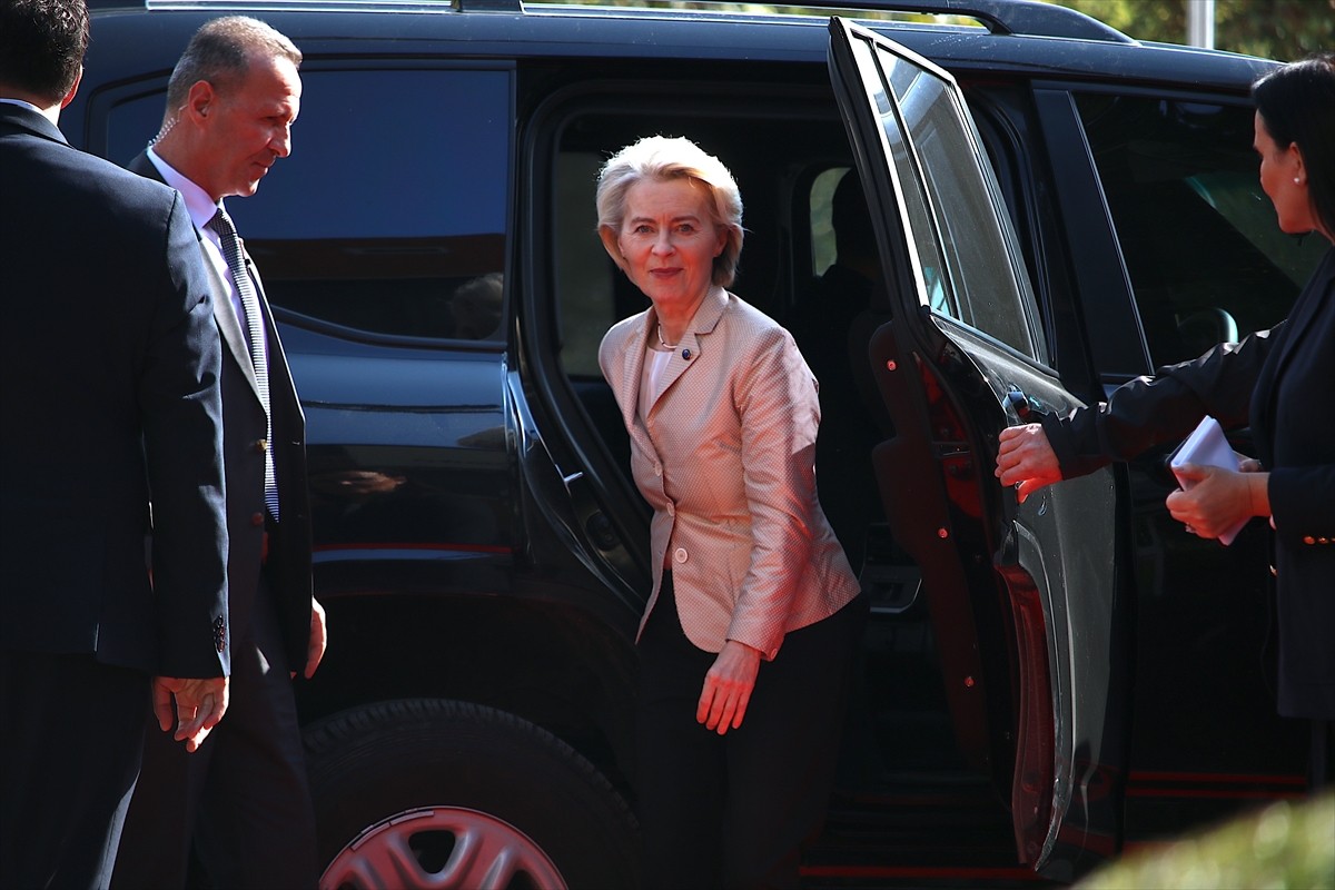 Kosova Cumhurbaşkanı Vjosa Osmani (solda), başkent Priştine'de AB Komisyonu Başkanı Ursula von der...