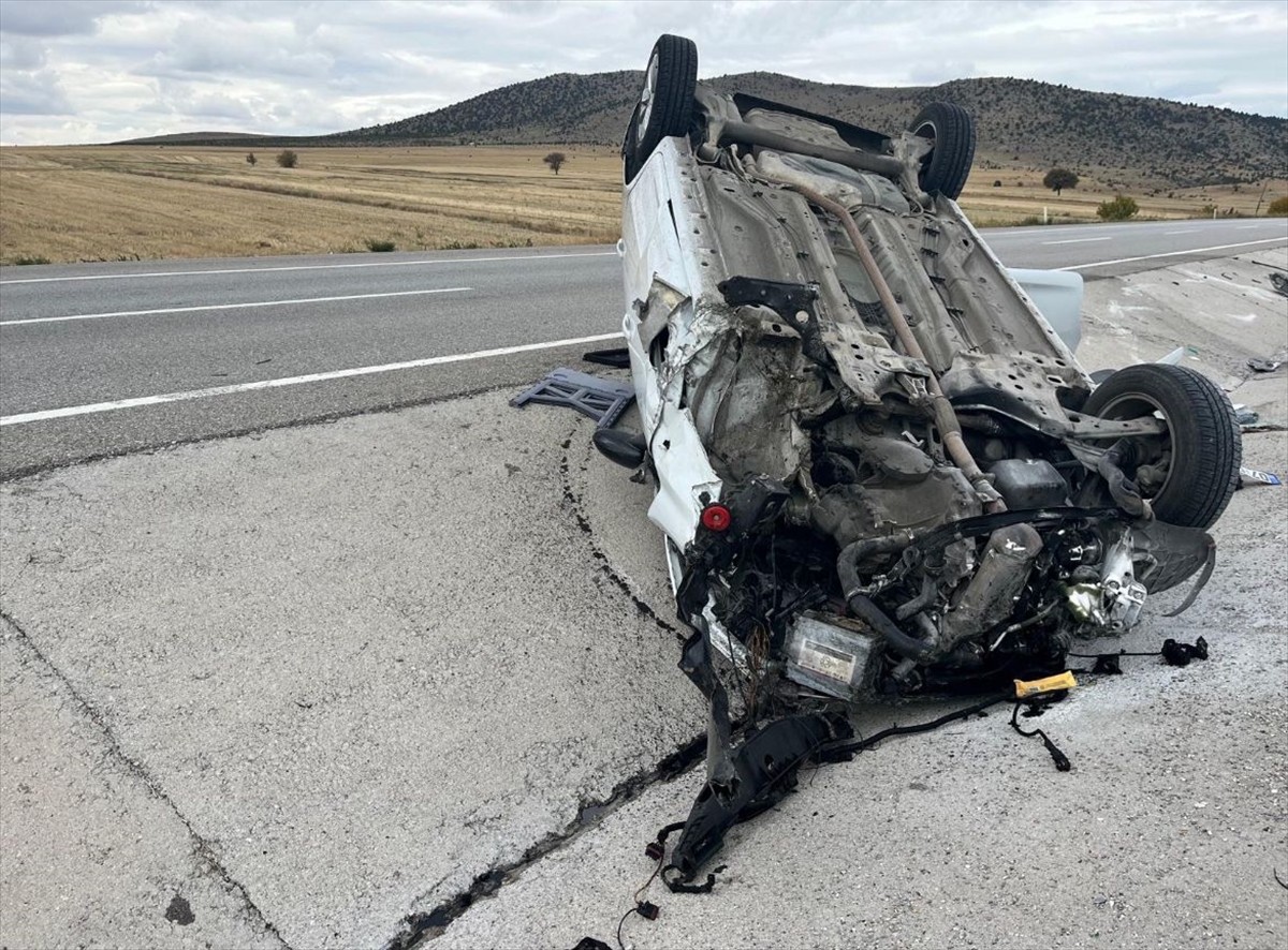 Kütahya'da devrilen otomobilden karşı şeride fırlayan teker, başka bir kazaya neden oldu.