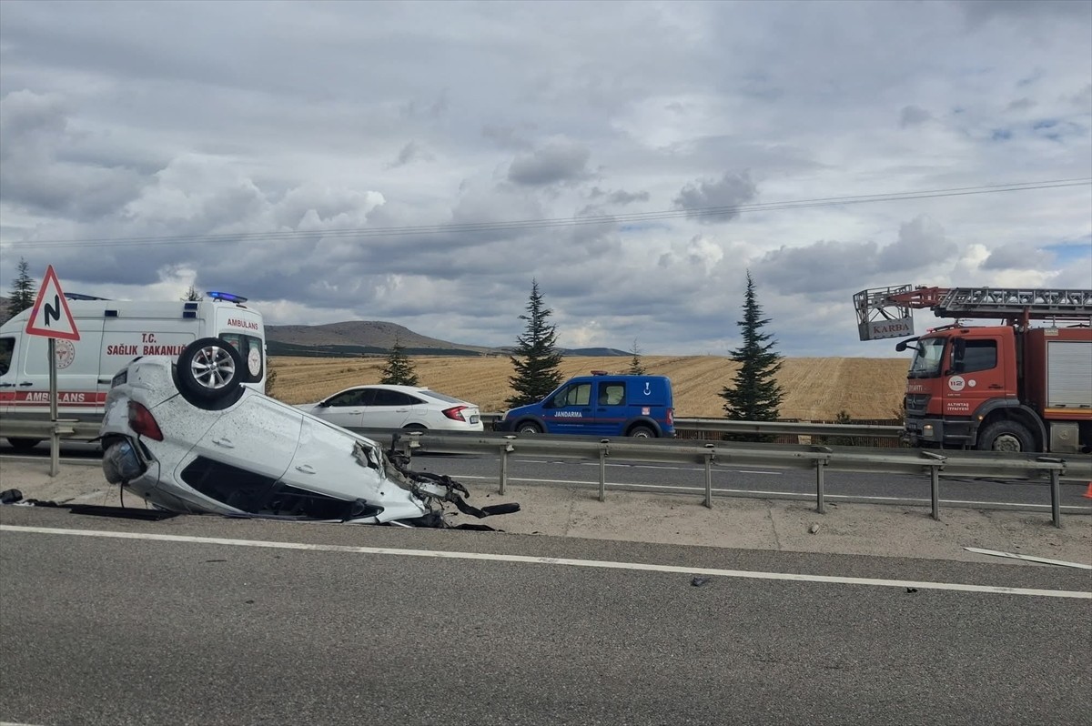 Kütahya'da devrilen otomobilden karşı şeride fırlayan teker, başka bir kazaya neden oldu.