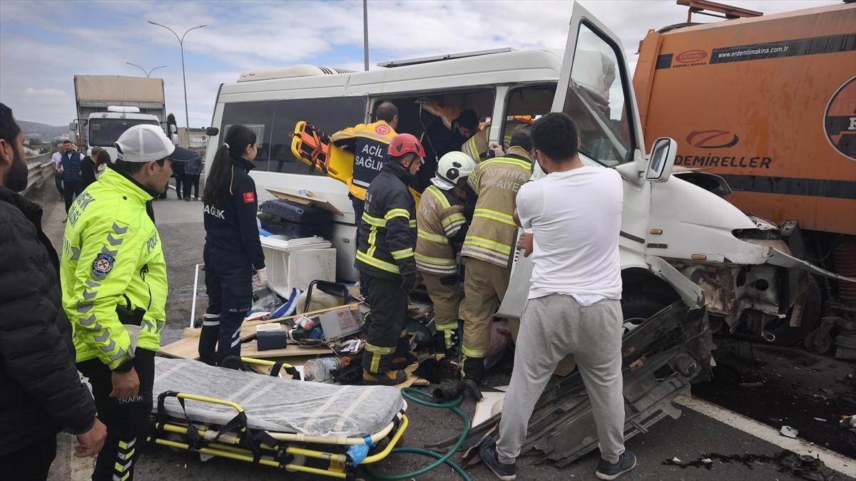Kütahya'da karavan minibüs ile otomobilin, yol temizliği yapan Karayolları aracına çarpması sonucu...