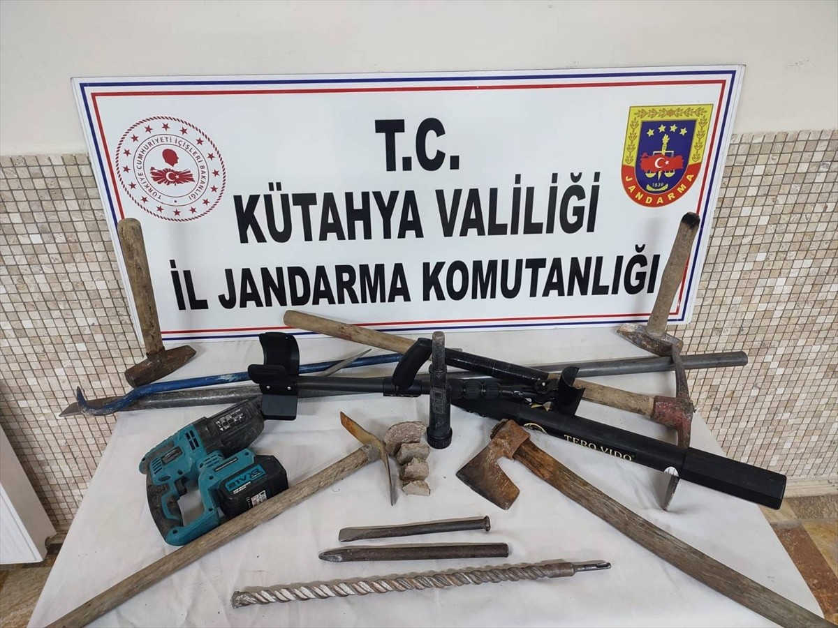 Kütahya'nın Emet ilçesinde, kaçak kazı yapan 9 şüpheli, jandarma ekiplerince suçüstü yakalandı....