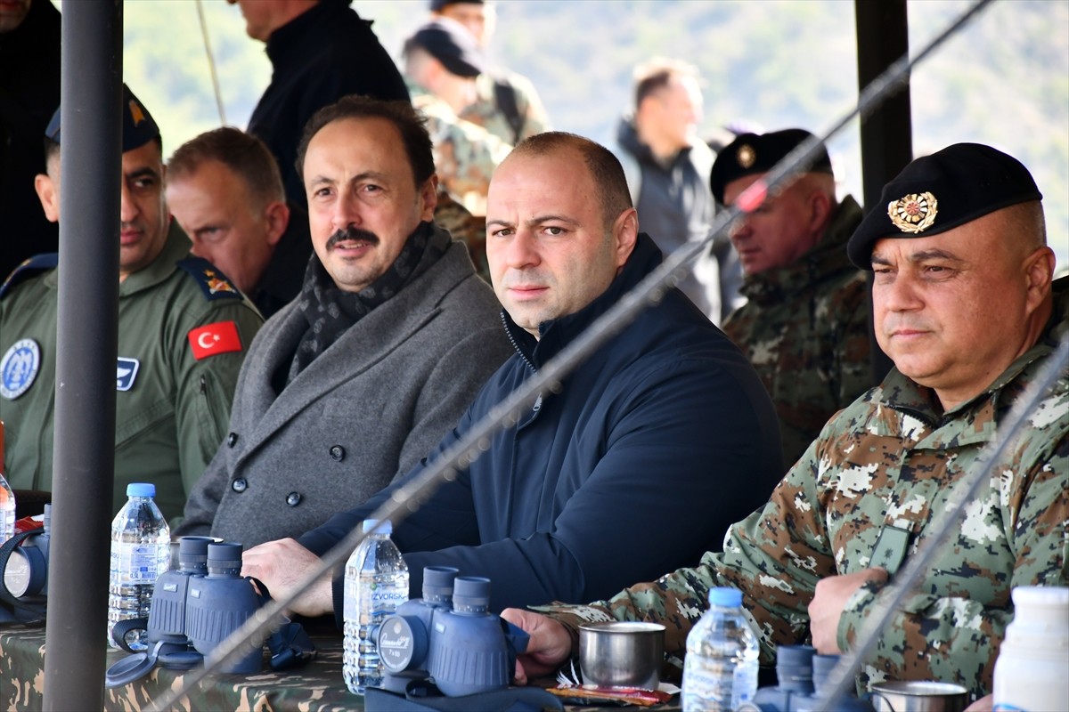 Kuzey Makedonya'nın Negotino şehri yakınlarında, Türkiye'den temin edilen askeri teçhizat ve...