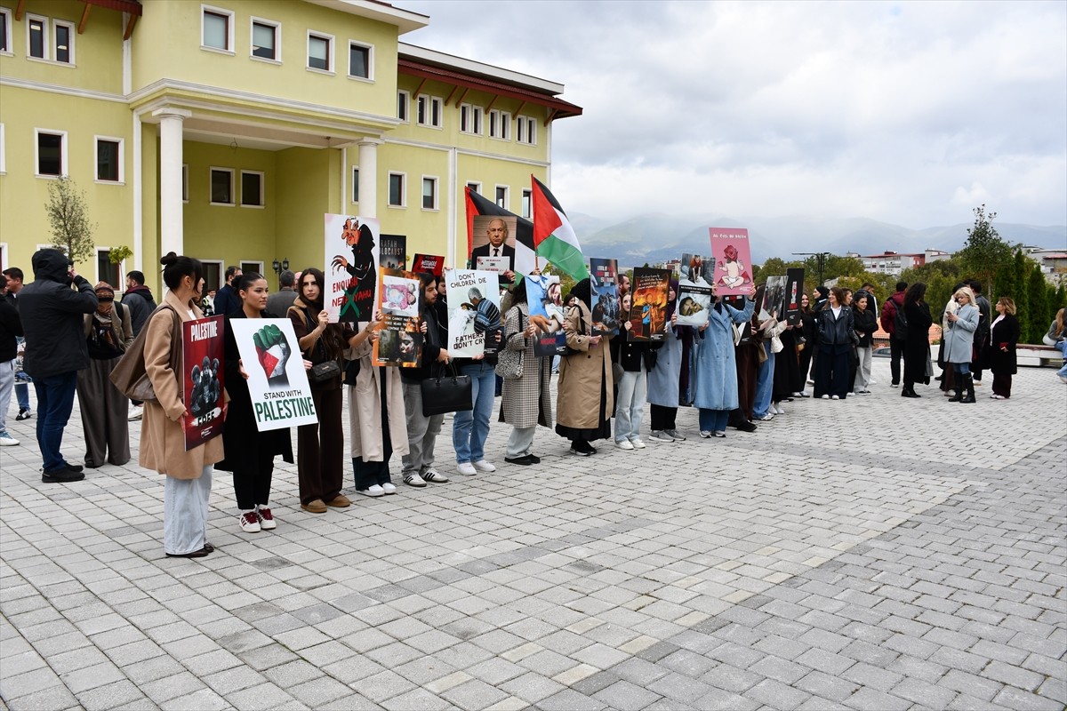 Kuzey Makedonya’nın başkenti Üsküp’te, Uluslararası Balkan Üniversitesi (IBU) öğrencileri...