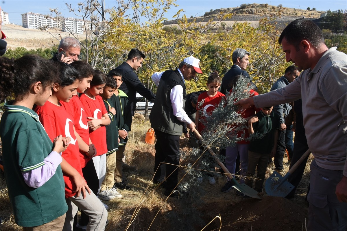Malatya'da Cumhuriyet'in 102. yılı kutlama etkinlikleri kapsamında 102 fidan dikildi. Malatya...