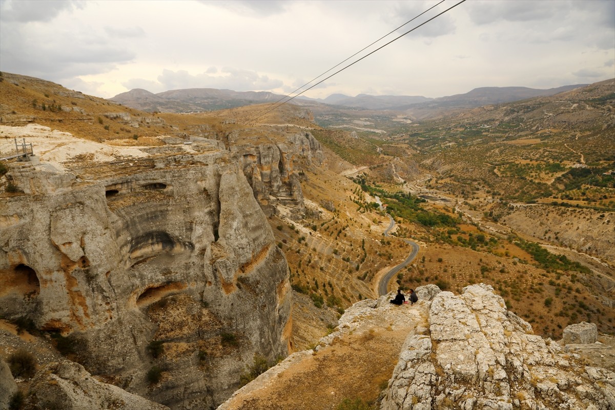 Malatya'nın Akçadağ ilçesinde, geçmişi 65 milyon yıl öncesine dayanan kaya oluşumlarıyla dikkati...