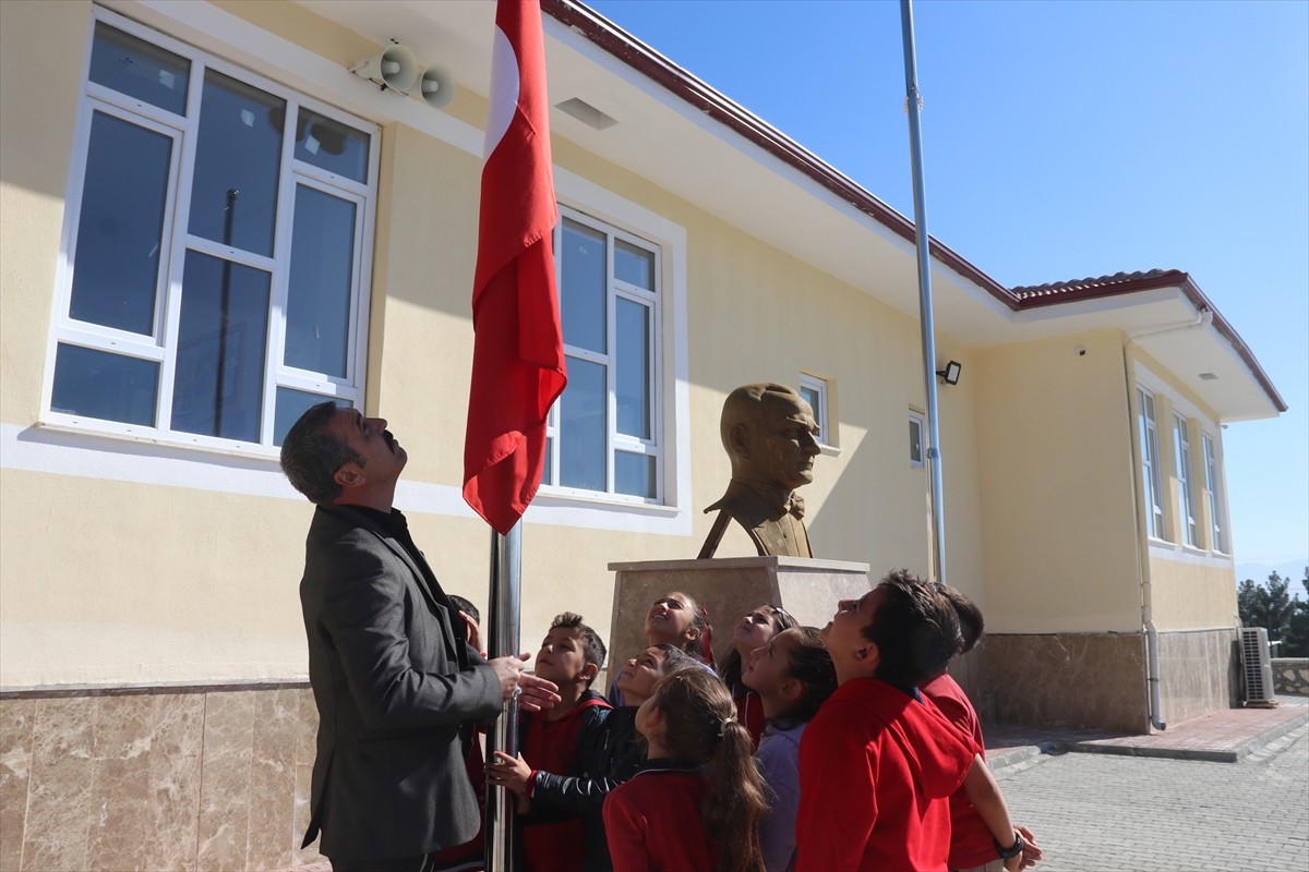 Malatya'nın Akçadağ ilçesindeki Güzyurdu Vestel Erdi Canbay İlkokulu'nda eğitim gören çocuklara...
