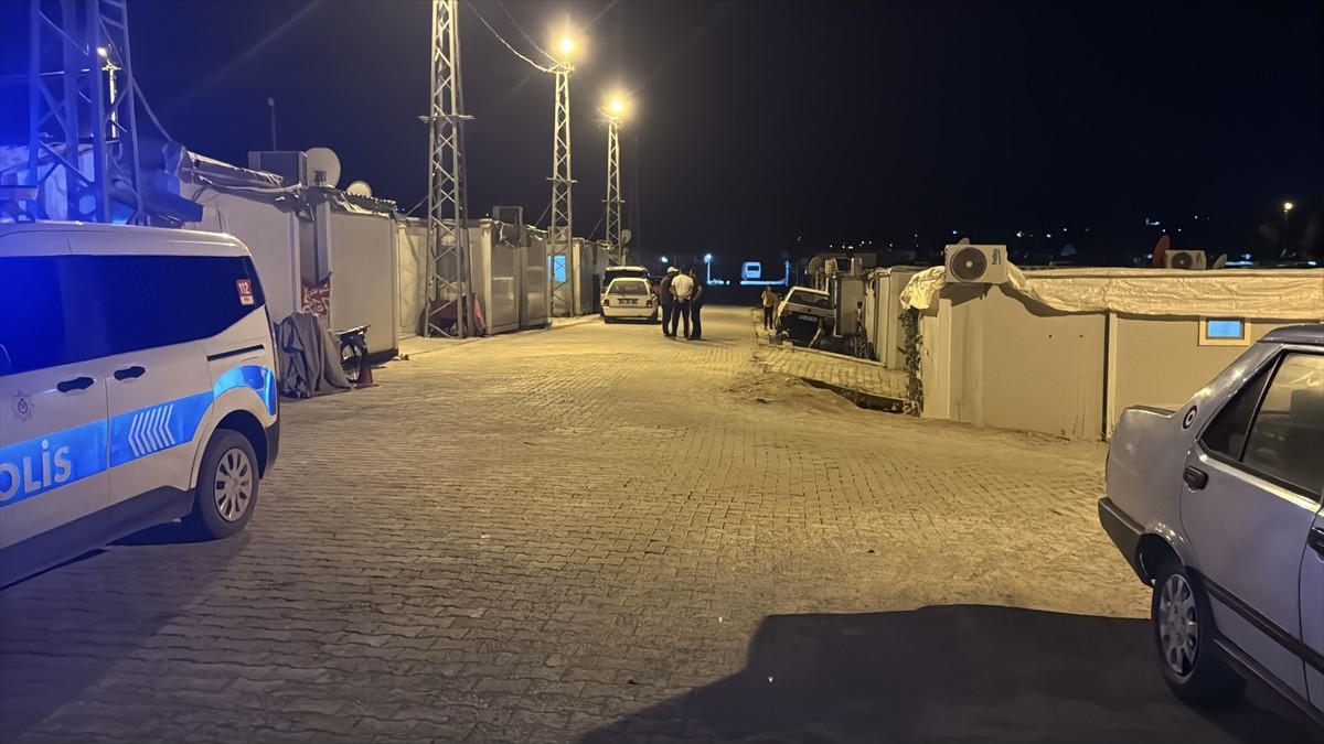 Malatya'nın Yeşilyurt ilçesinde iki kişi arasında çıkan silahlı kavgada 1 kişi yaralandı. Polis...