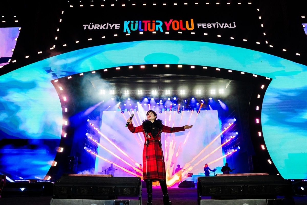 Malatya Kültür Yolu Festivali'nde sahne alan şarkıcı Aydilge, Filistin mücadelesine destek verdi....