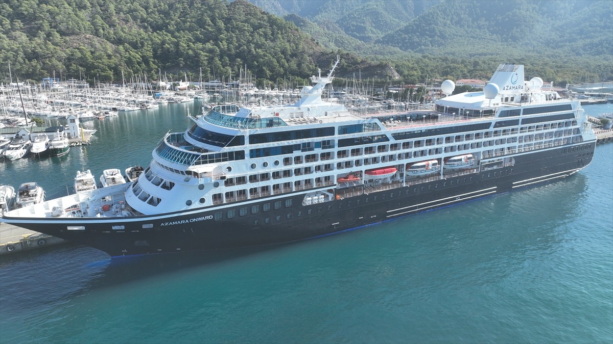 Malta bayraklı "Azamara Onward" isimli kruvaziyer, 650 yolcusuyla Muğla'nın Marmaris ilçesine...