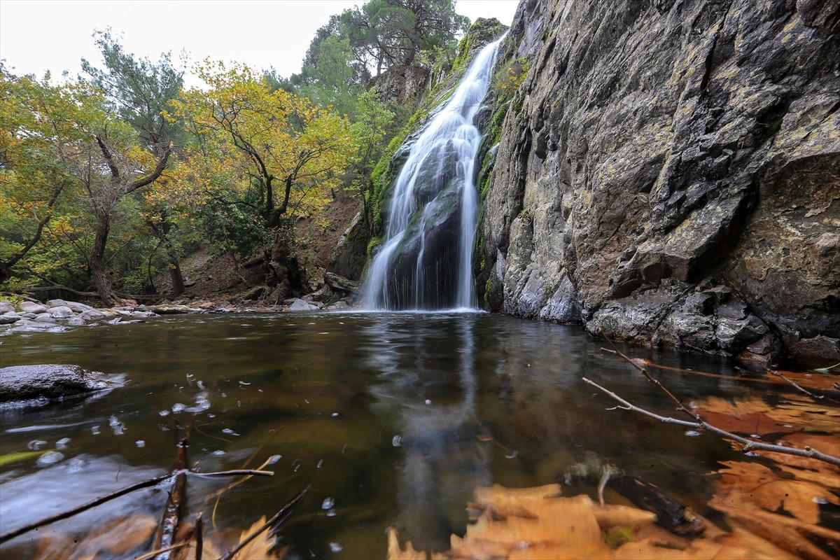Manisa'nın kuzeyinde yer alan Yunt Dağları ile bölgedeki Türkmen Şelaleleri, sonbaharın renk...