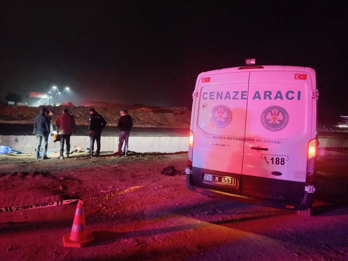 Manisa'nın Şehzadeler ilçesinde, kanala düşen motosikletin sürücüsü hayatını kaybetti.