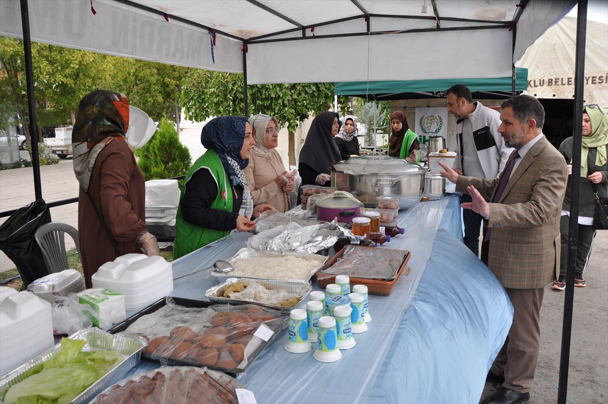 Mardin'de, Gazze'ye yardım toplamak amacıyla "Gazze Yararına Hayır Çarşısı" açıldı.