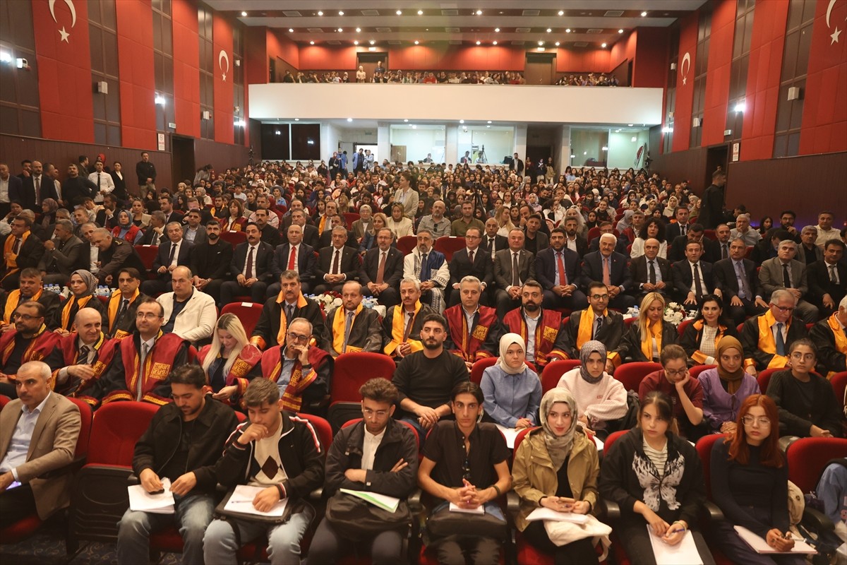 Mardin Artuklu Üniversitesi (MAÜ) 2025-2026 akademik yılı Atatürk Kültür Merkezi'nde düzenlenen...