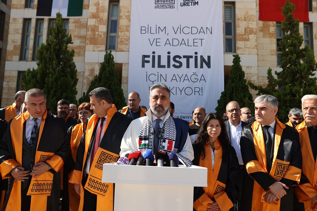 Mardin Artuklu Üniversitesi (MAÜ) Rektörü Prof. Dr. İbrahim Özcoşar, beraberinde senato üyeleri...
