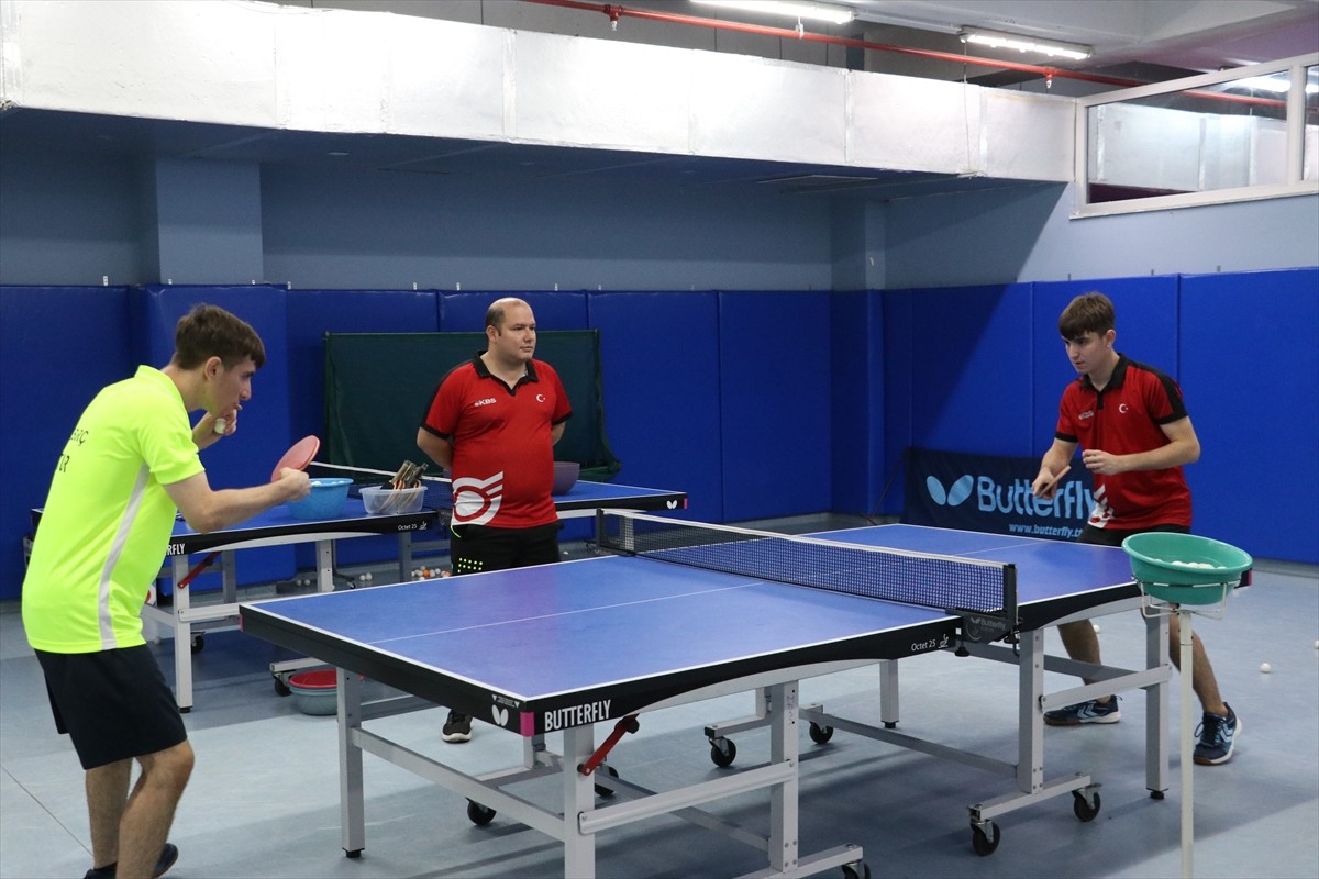 Masa tenisinde dereceleri bulunan otizmli ikiz kardeşler Enes (fotoğrafta) ve Burak Burç, yeni...