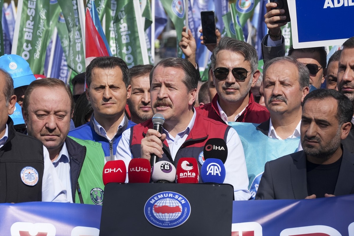 Memur-Sen üyeleri, 2026 Yılı Merkezi Yönetim Bütçe Kanunu Teklifi'nin TBMM'ye sunulmasının...