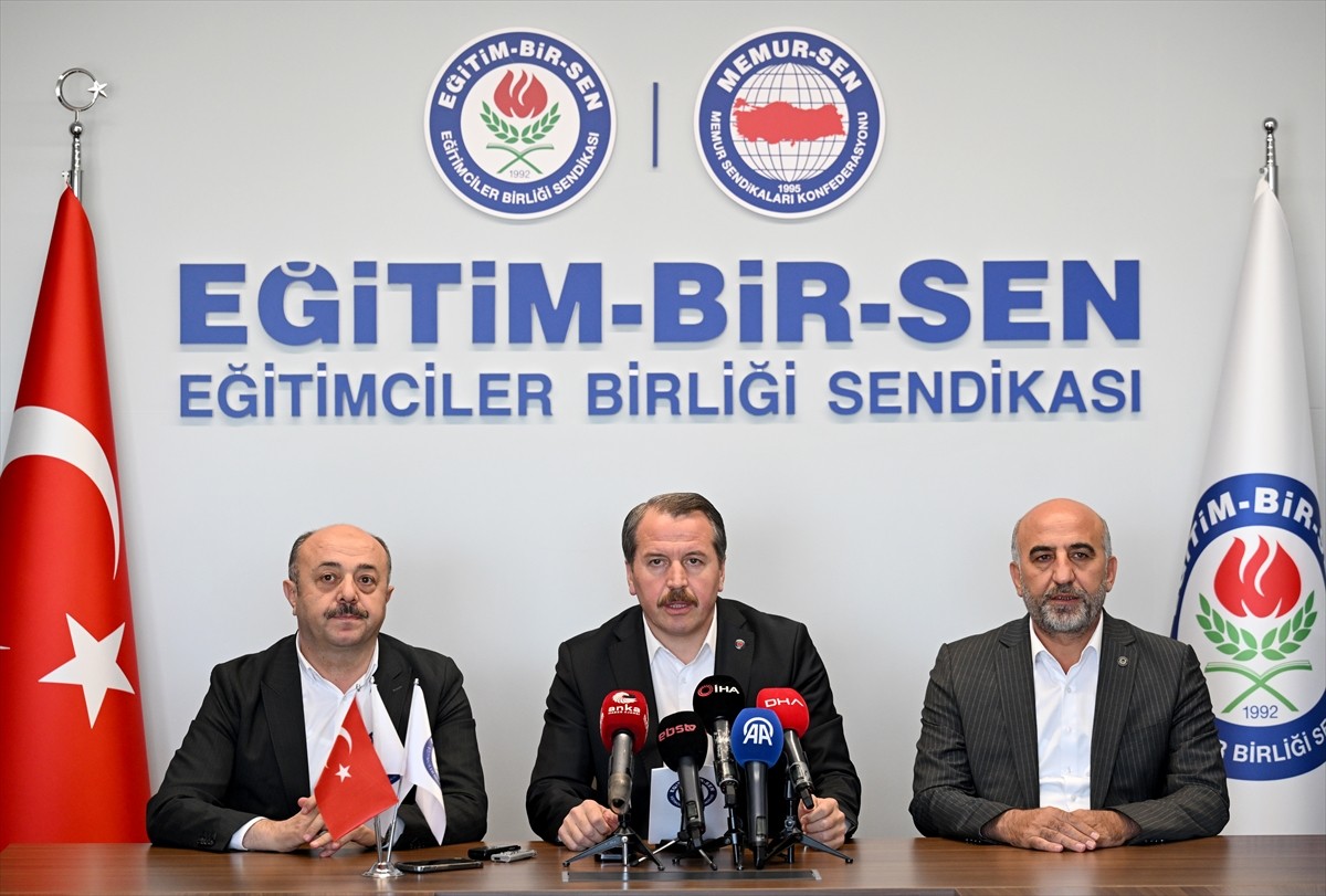 Memur Sendikaları Konfederasyonu (Memur-Sen) ve Eğitimciler Birliği Sendikası (Eğitim-Bir-Sen)...