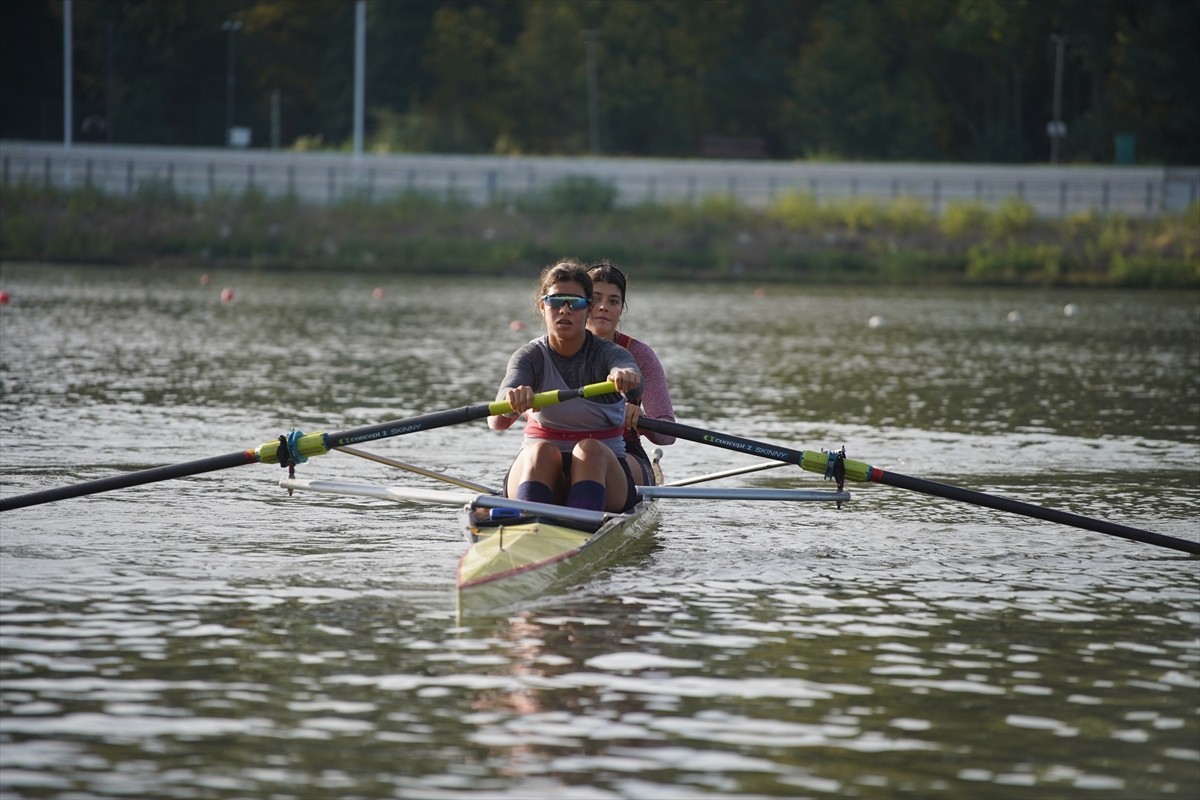 Meriç Nehri’nde düzenlenecek Büyükler Türkiye Kupası kürek yarışları öncesinde sporcular son...
