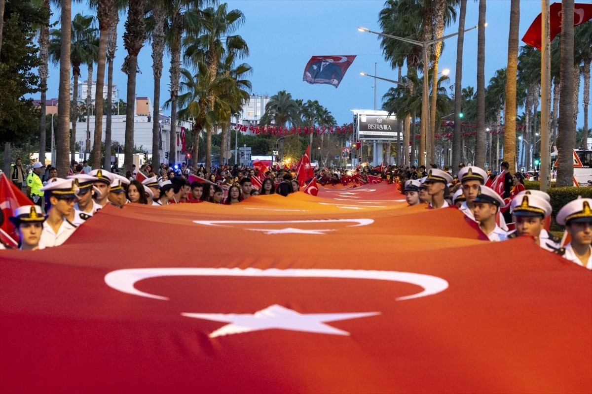 Mersin'de, 29 Ekim Cumhuriyet Bayramı kutlamaları kapsamında 102 metre uzunluğundaki Türk...