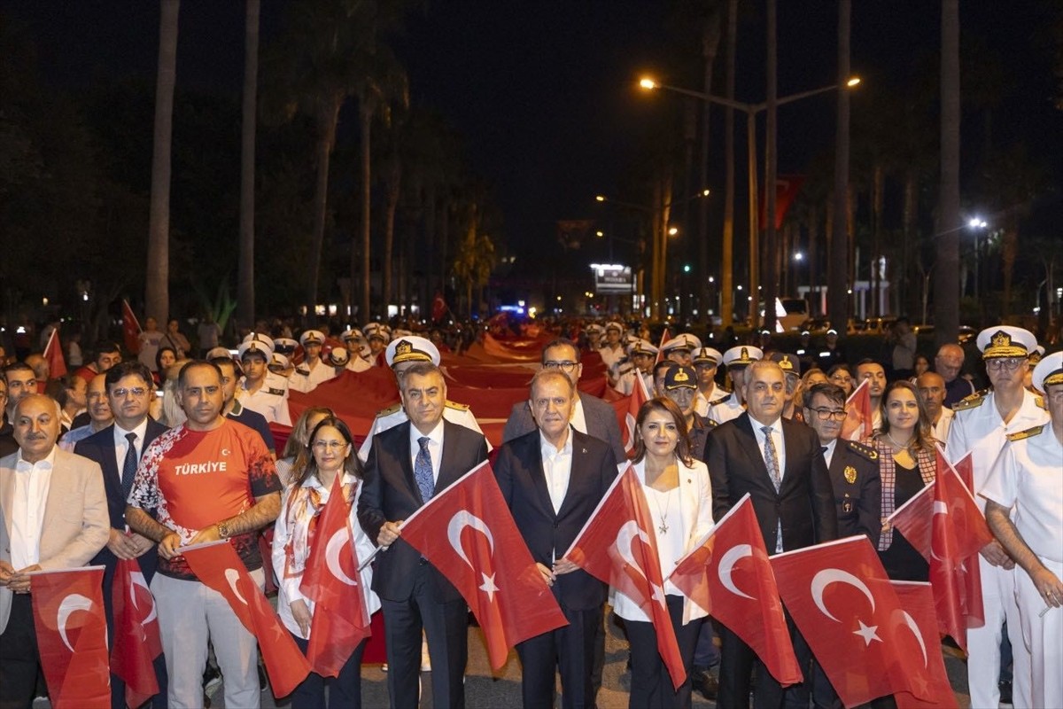 Mersin'de, 29 Ekim Cumhuriyet Bayramı kutlamaları kapsamında 102 metre uzunluğundaki Türk...