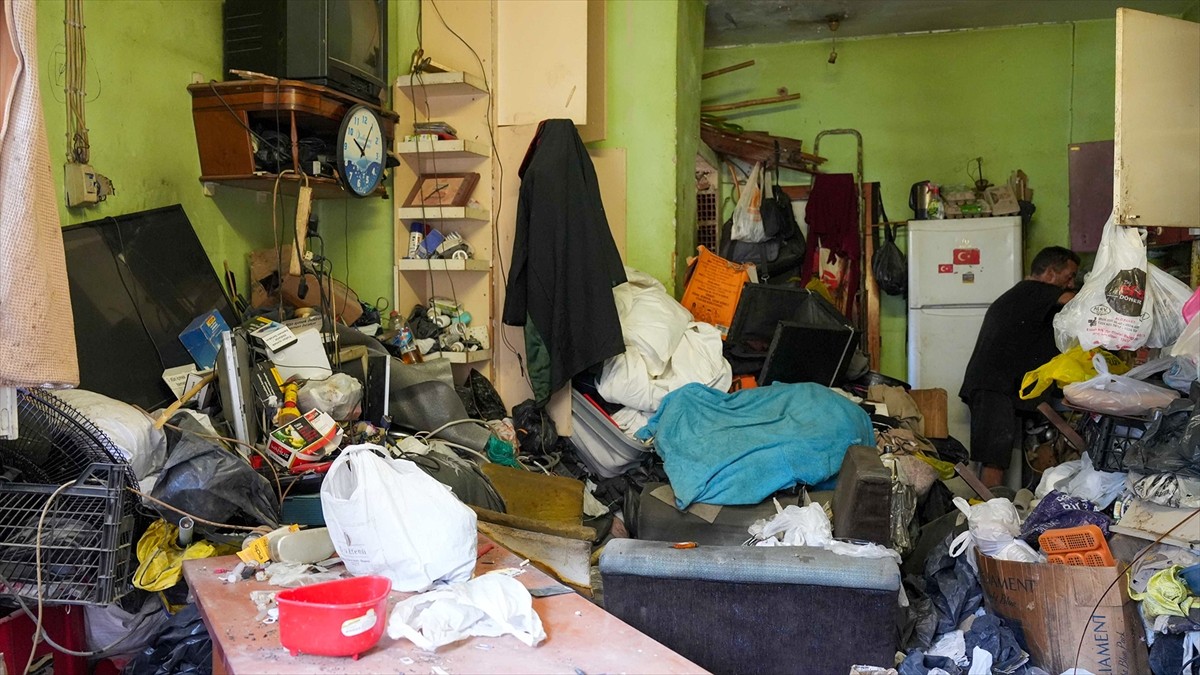 Mersin'in Tarsus ilçesinde vatandaşların "kötü koku yayıldığı" gerekçesiyle ihbarda bulunduğu...