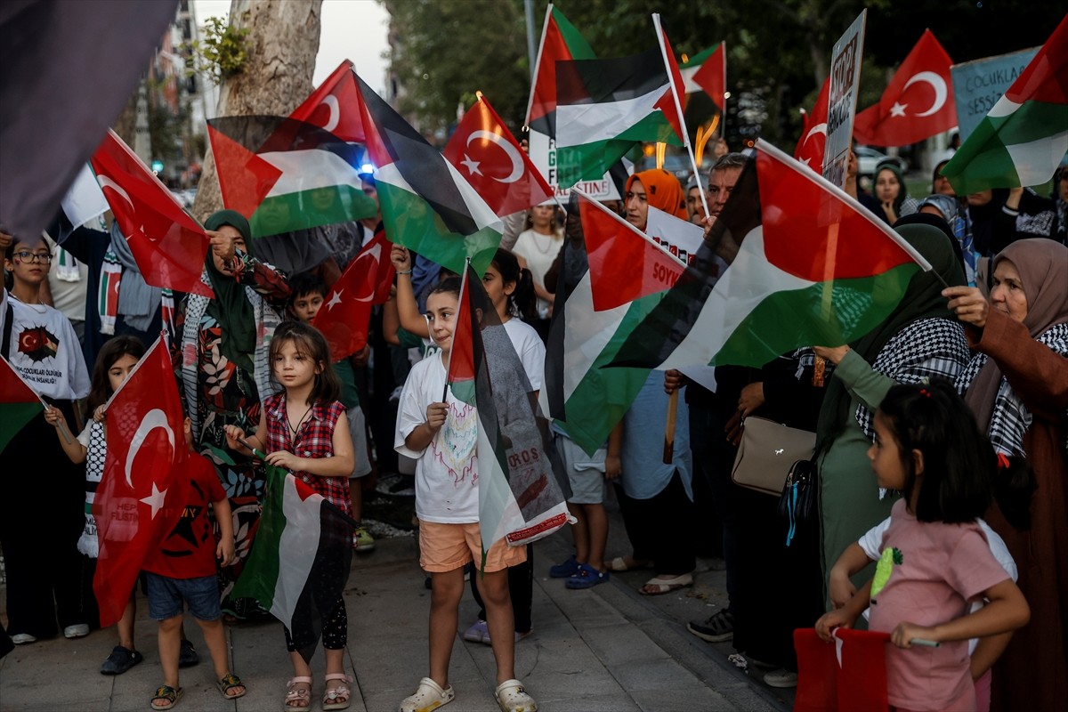 Mersin’in Silifke ilçesinde, "Gazze Halkı ve Küresel Sumud Filosu'na Destek Buluşması" etkinliği...