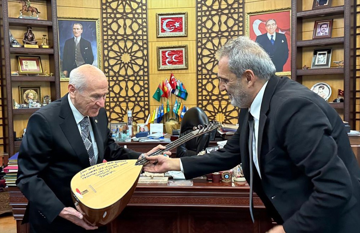 MHP Genel Başkanı Devlet Bahçeli, sanatçı Yavuz Bingöl'ü makamında misafir etti. Bingöl ziyarette...