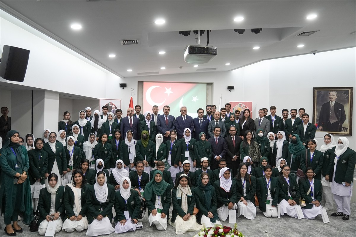 Milli Eğitim Bakanı Yusuf Tekin, Milli Eğitim Bakanlığı Başöğretmen Salonu'nda ülkelerinde başarı...