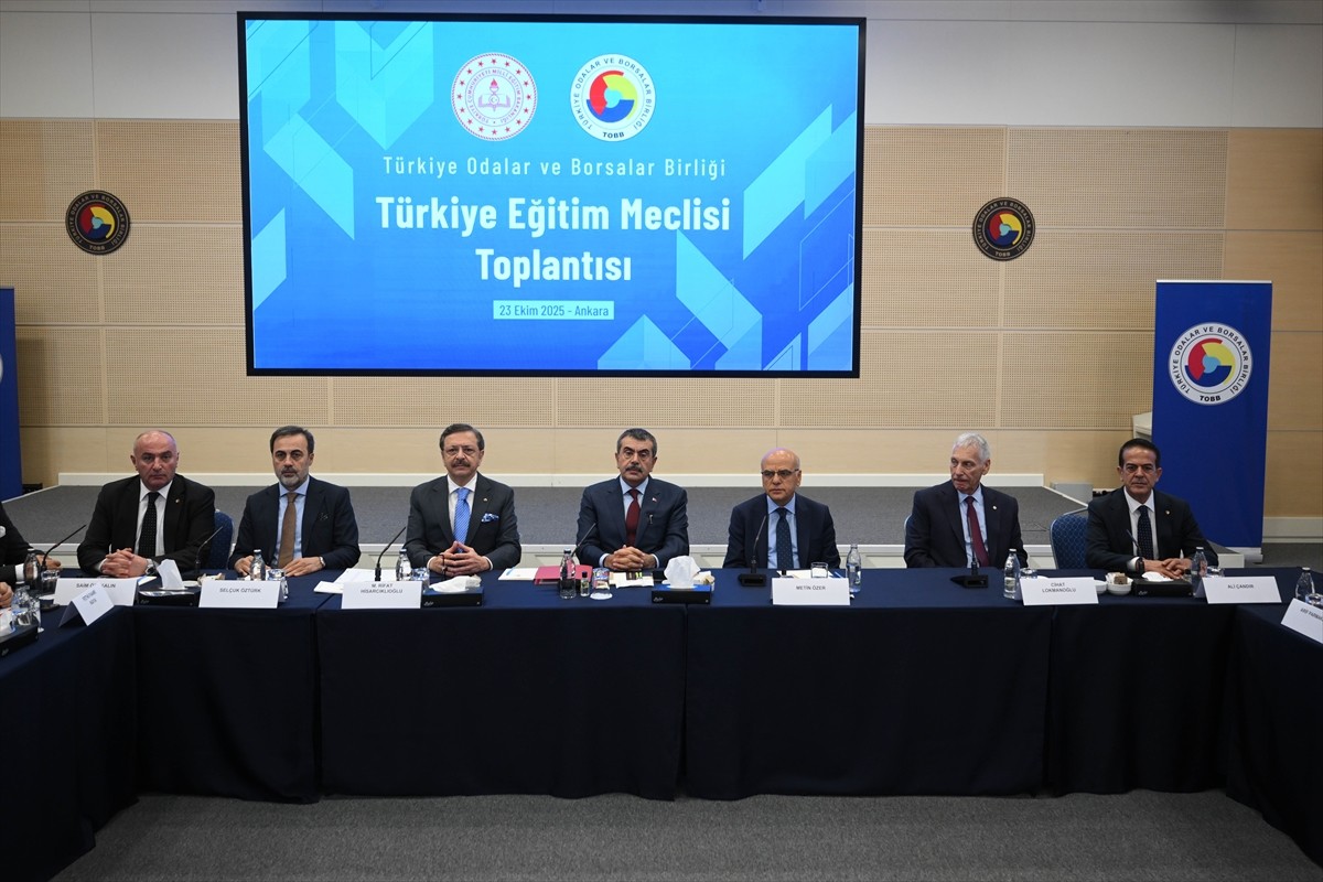 Milli Eğitim Bakanı Yusuf Tekin (ortada), Türkiye Odalar ve Borsalar Birliği (TOBB) Türkiye Eğitim...