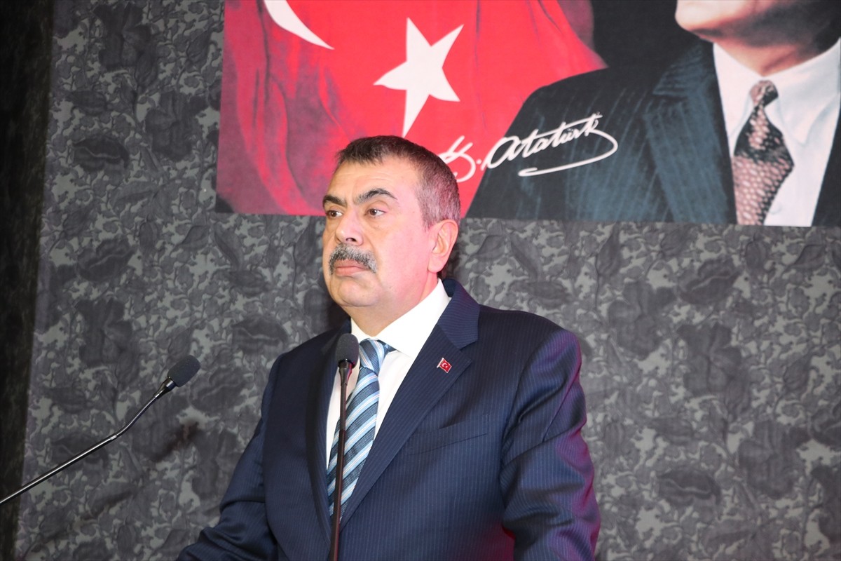 Milli Eğitim Bakanı Yusuf Tekin (solda), Erzurum'daki Hizmet İçi Eğitim Enstitüsü'nde düzenlenen...