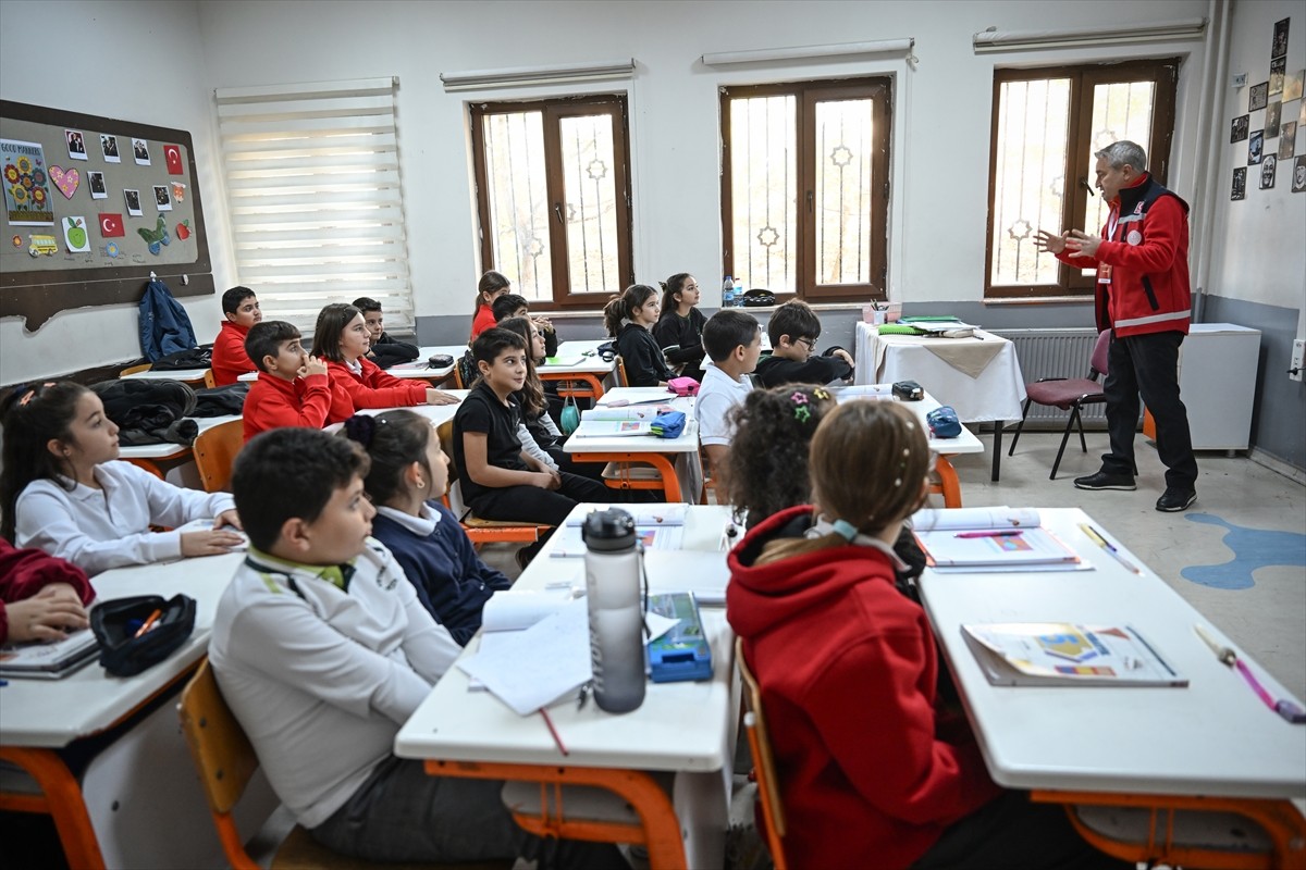 Milli Eğitim Bakanlığınca (MEB) "Afetler ve Dayanıklılık Ayı" kapsamında tüm okullarda eş zamanlı...