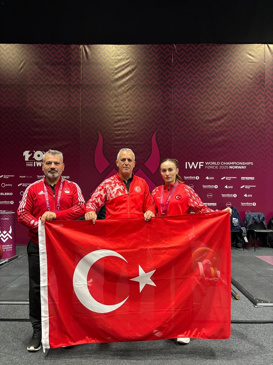 Milli sporcu Cansel Özkan (sağda), Norveç'te düzenlenen Dünya Halter Şampiyonası'nda bronz madalya...
