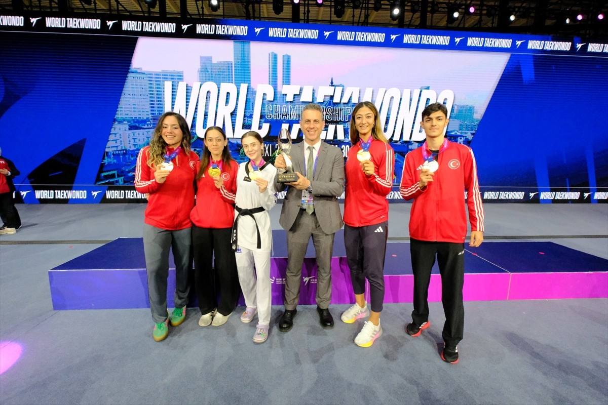 Milli sporcular, Çin'in Wuxi kentinde düzenlenen Dünya Tekvando Şampiyonası'nda toplamda 3 altın...