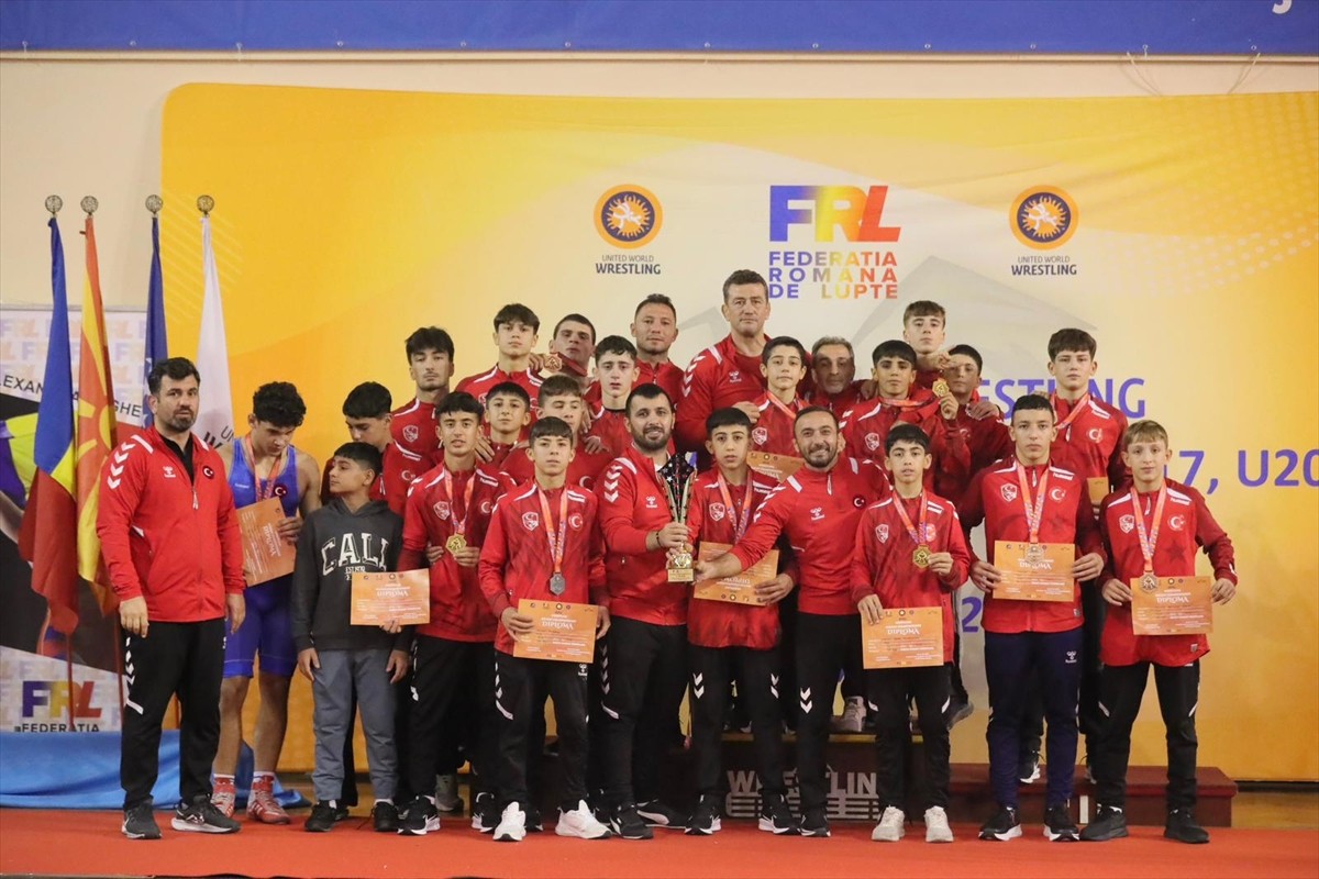 Milli sporcular, Romanya'da düzenlenen 15 Yaş Altı Balkan Güreş Şampiyonası'nda 12 altın, 10 gümüş...