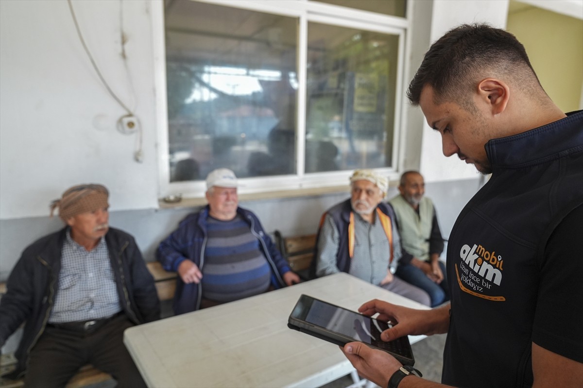 Mobil AK Parti İletişim Merkezi (AKİM) ekibi, İzmir'in kırsal mahallelerinde vatandaşlarla bir...