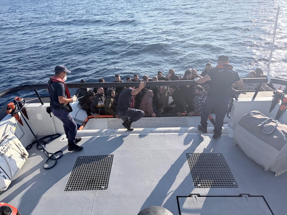 Muğla'nın Bodrum ilçesi açıklarında 35 düzensiz göçmen yakalandı.