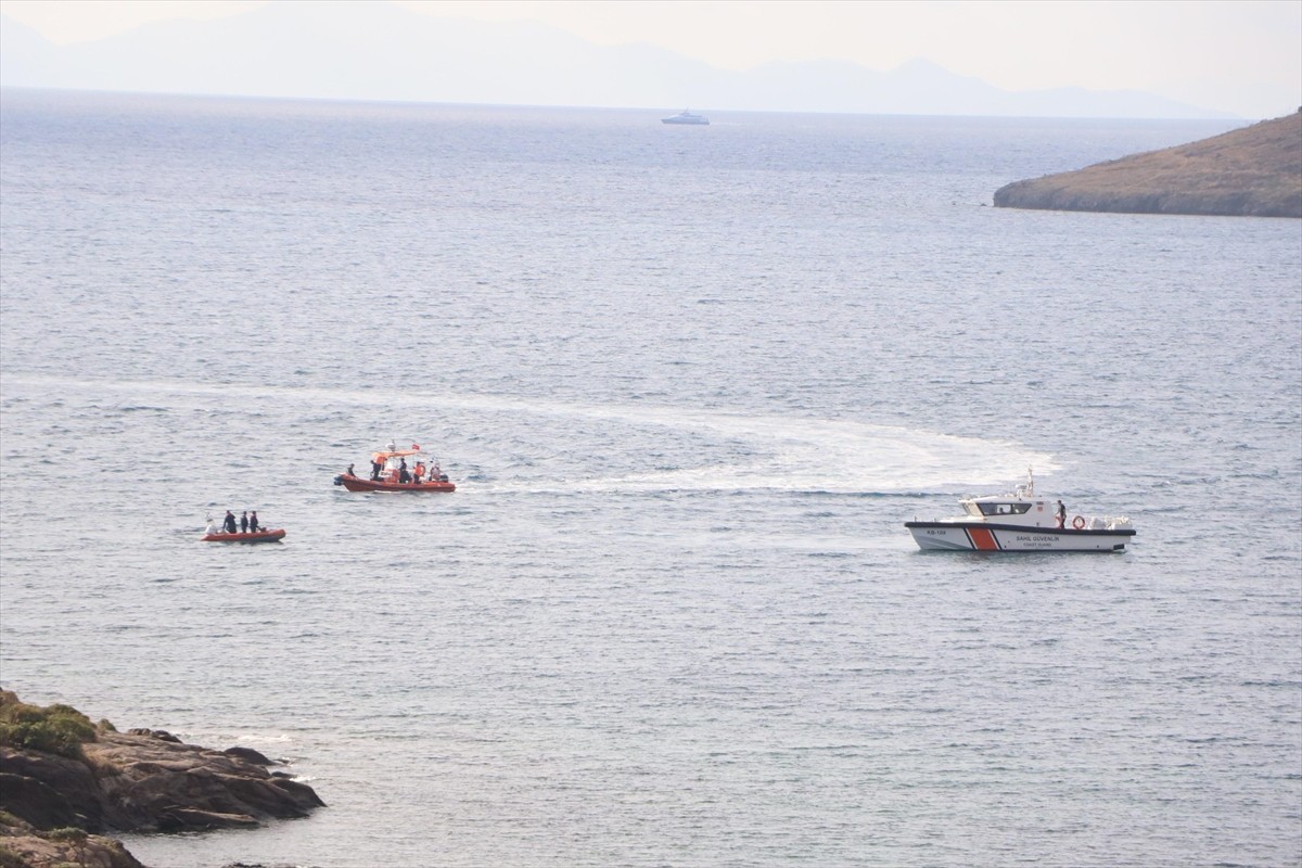 Muğla'nın Bodrum ilçesi açıklarında teknenin batması sonucu ilk belirlemelere göre 7 düzensiz...
