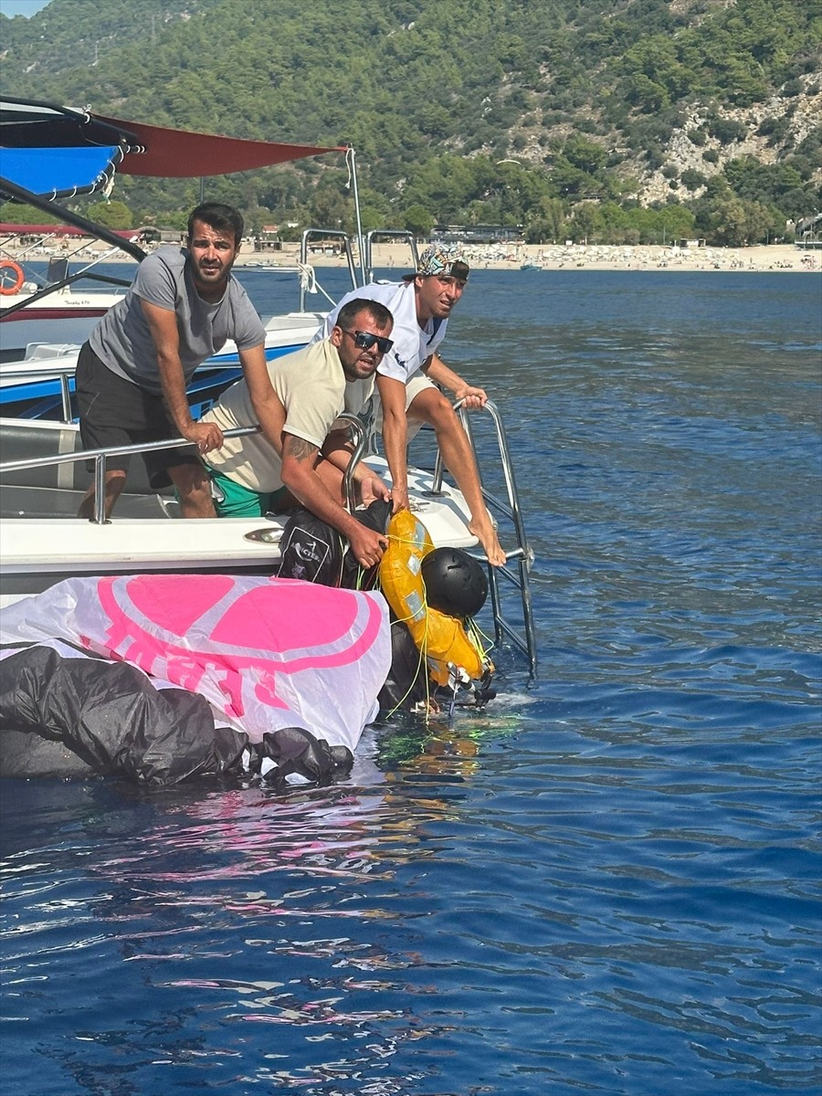 Muğla'nın Fethiye ilçesinde yamaç paraşütü yaparken denize düşen Alman pilot, yaralandı. Pilot...
