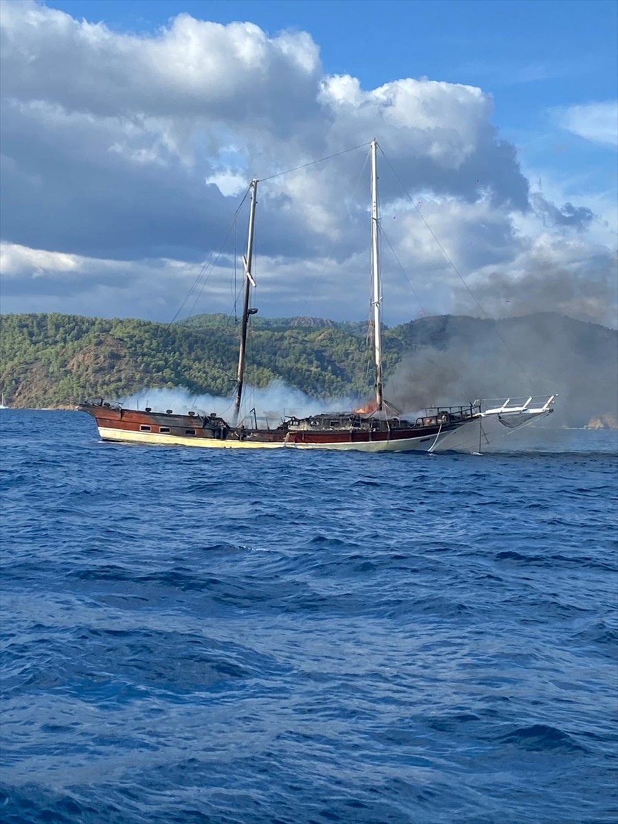Muğla'nın Fethiye ilçesinde yangın çıkan tekne, söndürme çalışmaları sırasında suya...