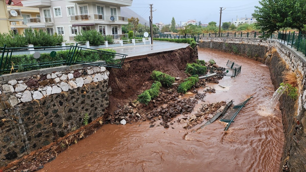 Muğla'nın ilçelerinde sağanak ve fırtına hayatı olumsuz etkiliyor. Yağış nedeniyle bazı yollarda...