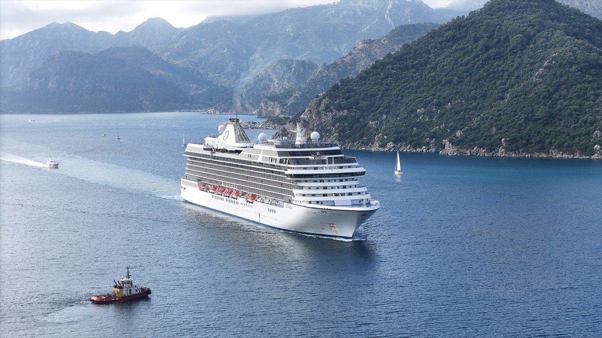 Muğla'nın Marmaris ilçesine gelen 240 metrelik "Marina" isimli kruvaziyer 1193 yolcu getirdi. 