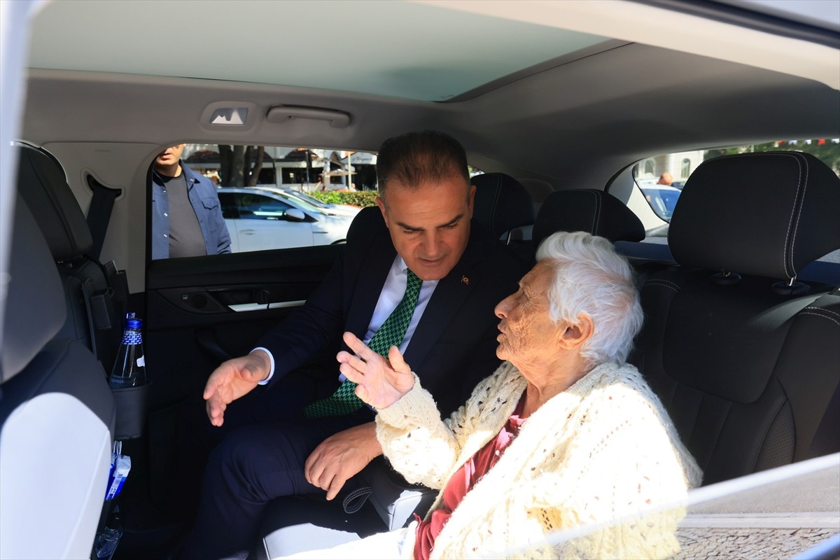 Muğla Valisi İdris Akbıyık, 91 yaşındaki huzurevi sakininin TOGG ile gezme isteğini...