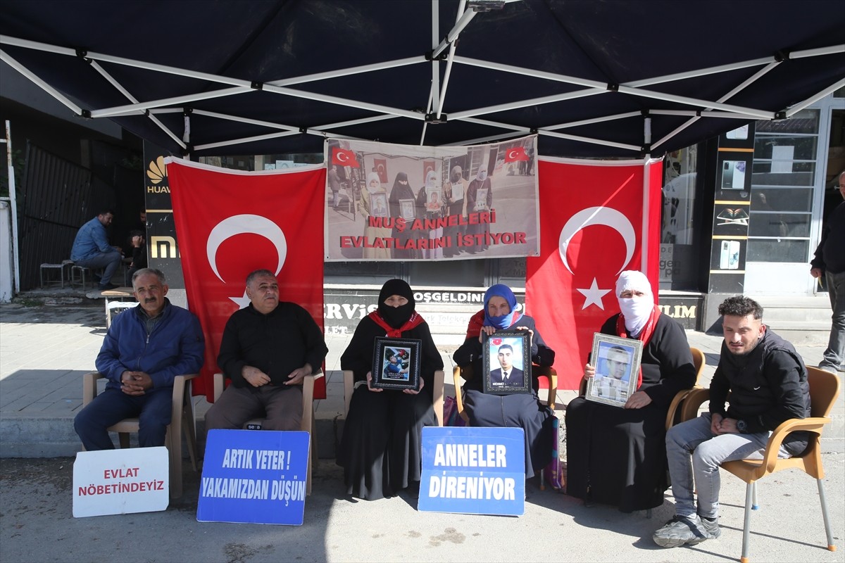 Muş'ta çocukları terör örgütü PKK tarafından kaçırılan aileler, DEM Parti İl Başkanlığı binası...